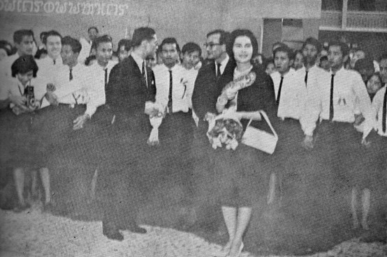 พระบาทสมเด็จพระบรมชนกาธิเบศรฯ และสมเด็จพระนางเจ้าสิริกิติ์ฯ ทอดพระเนตรคณะศิลปศาสตร์ 12 กุมภาพันธ์ 2510