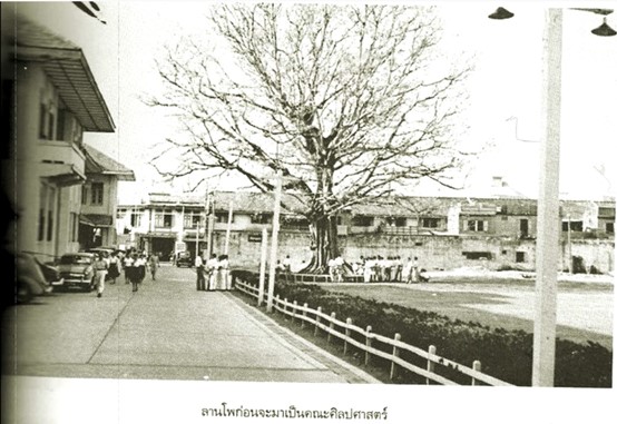 ภาพจำลองตึกศิลปศาสตร์ สร้างเสร็จปี พ.ศ. 2506 สถาปัตยกรรมแบบ Modernism ทรงอาคารรูปตัว T