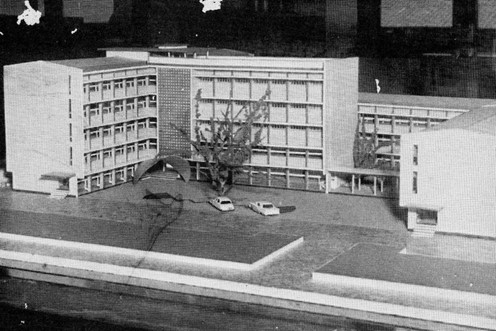 ภาพจำลองตึกศิลปศาสตร์ สถาปัตยกรรมแบบ Modernism ที่เป็นที่นิยมในสมัยนั้น